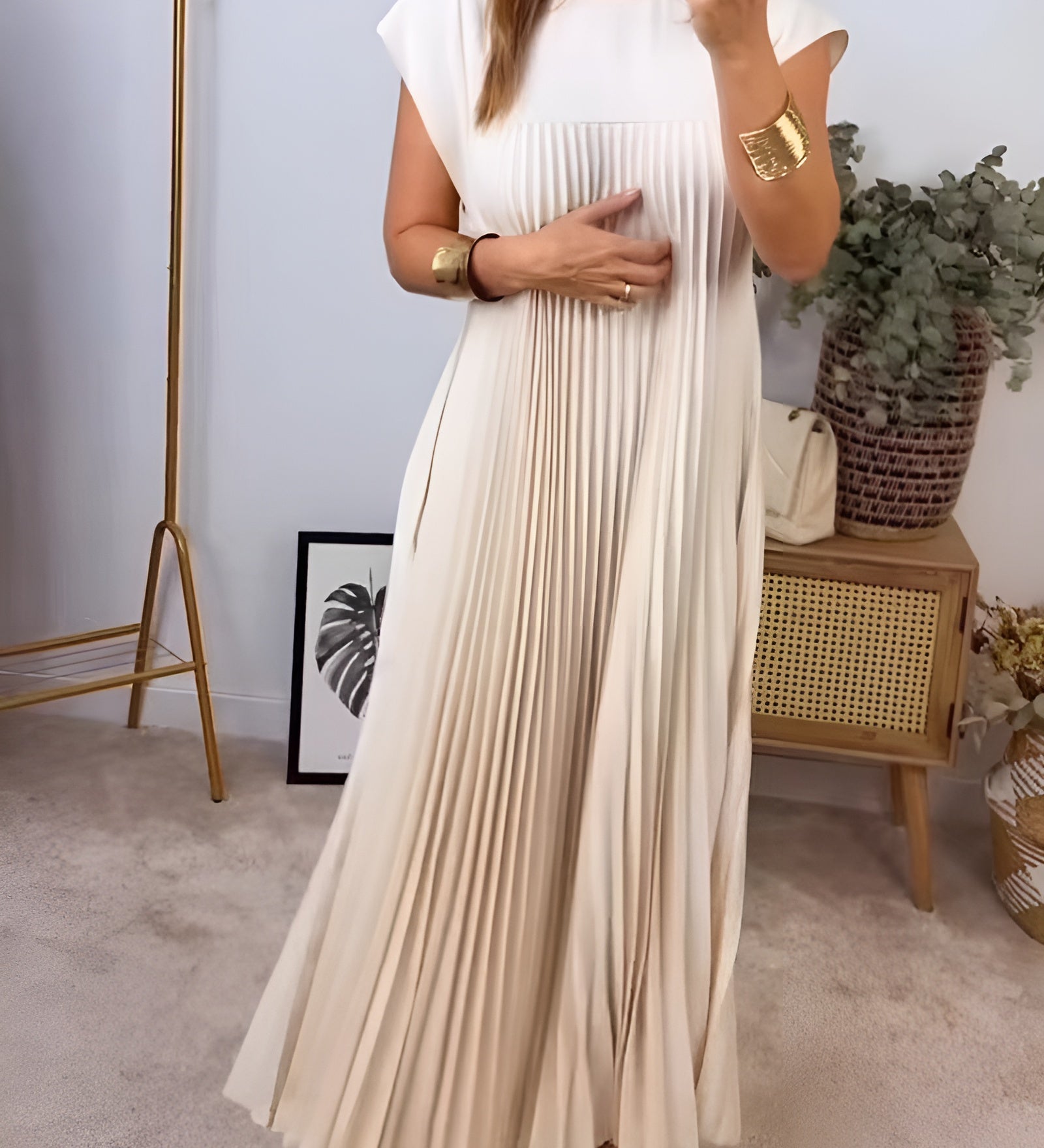 SIMONE | LAHKA IN FINO PLISIRANA OBLEKA