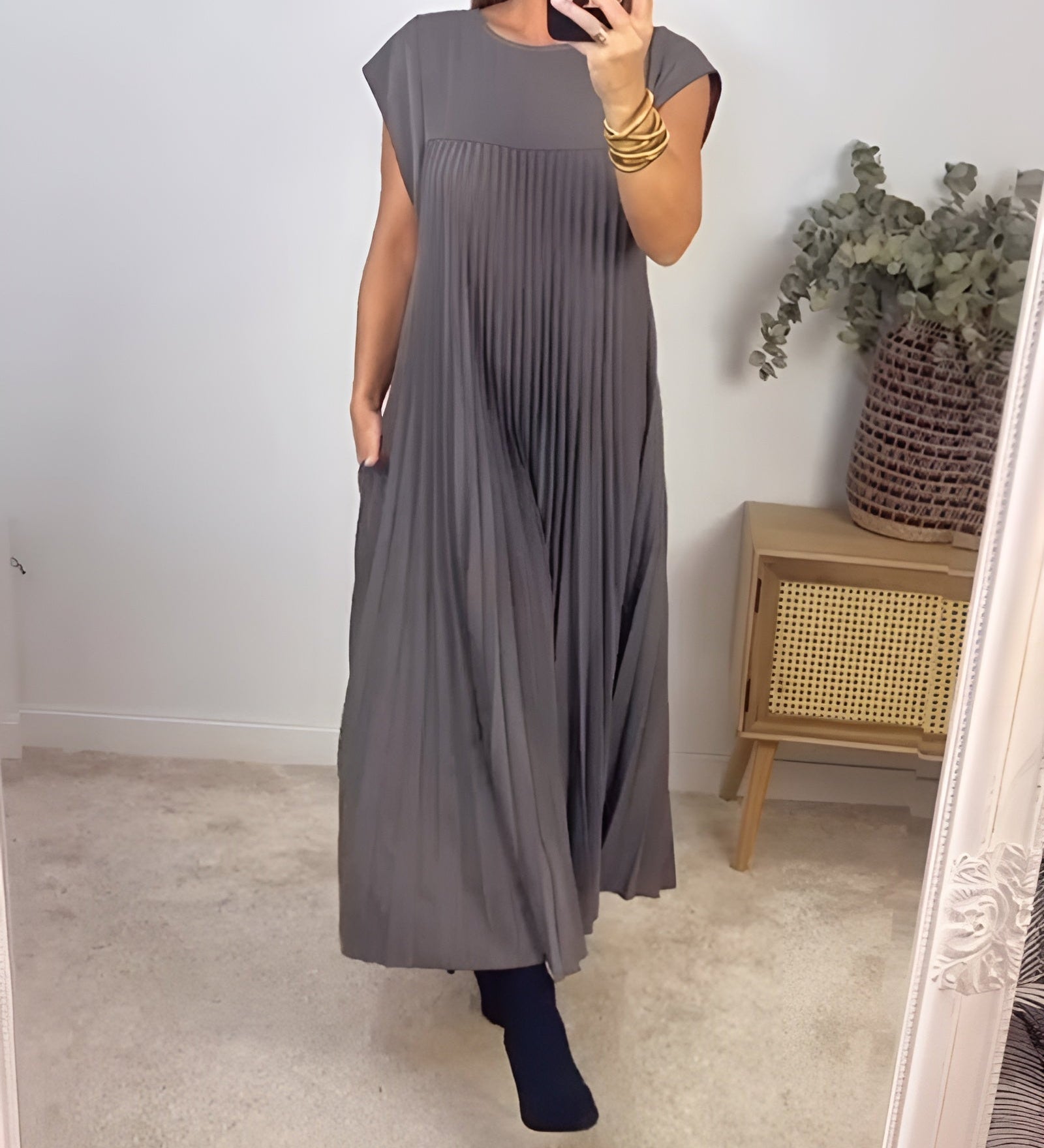 SIMONE | LAHKA IN FINO PLISIRANA OBLEKA