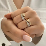 Eleganten zlati prstan z bleščečimi kamni (1+1 BREZPLAČNO)